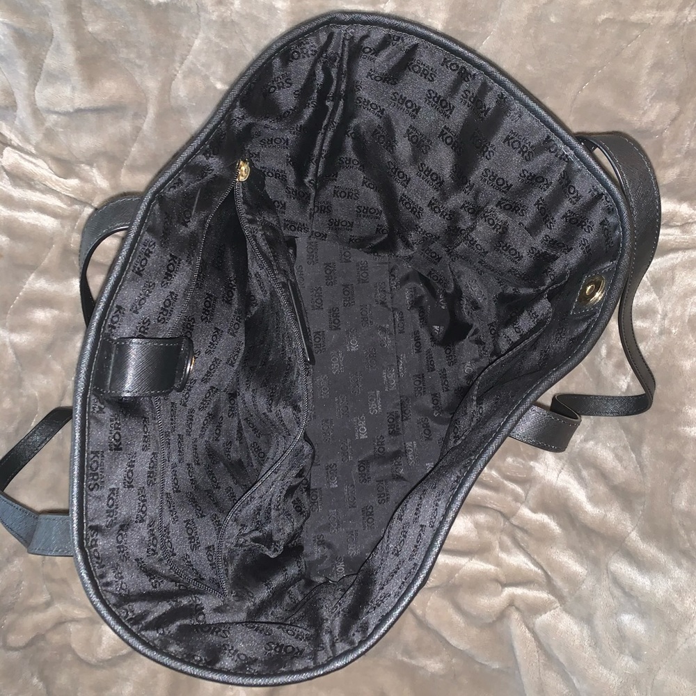 Michael Kors Large Black Shoulder Bag - Picture 4 of 7